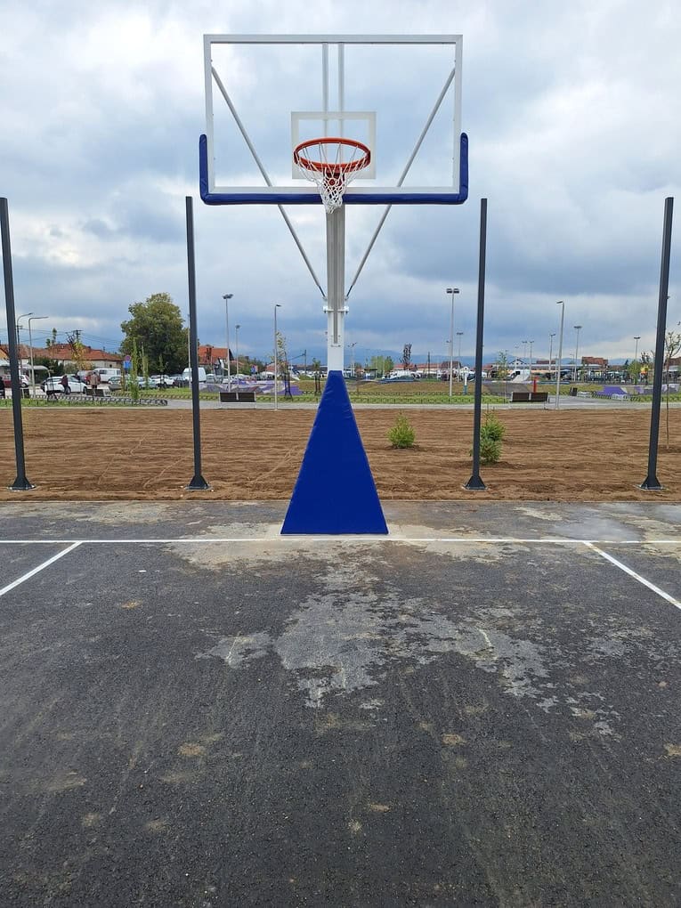 Košarkaška konstrukcija DK2 postavljena na košarkaškom terenu u Kruševcu.