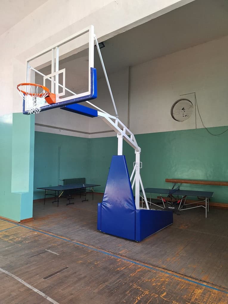 Košarkaška konstrukcija PK0 postavljena na košarkaškom terenu u Leskovcu.