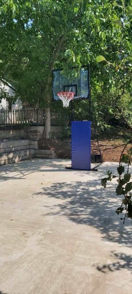 Košarkaška konstrukcija MK1 postavljena na košarkaškom terenu u Nišu.