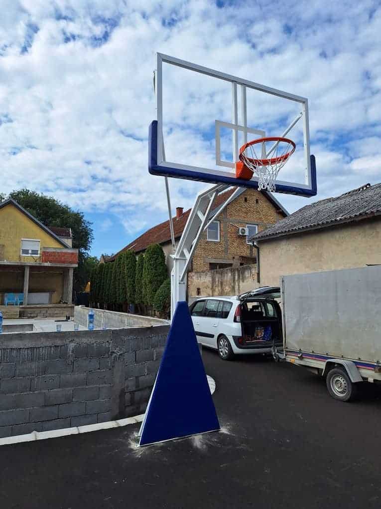 Košarkaška konstrukcija DK2 postavljena na terenu u Surčinu.