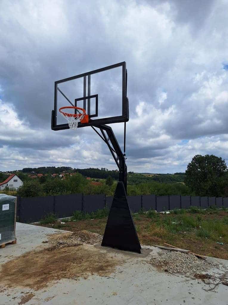 Košarkaška konstrukcija DK2 postavljena na košarkaškom terenu u Barajevu.