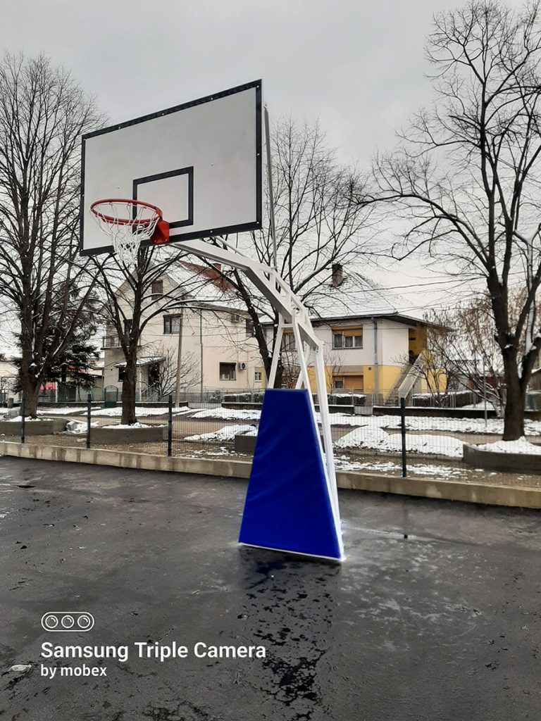 Dve košarkaške konstrukcije TK1 postavljene na terenu u Kraljevu.