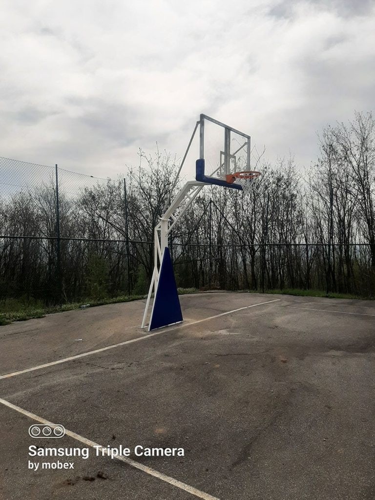 Košarkaška konstrukcija DK2 postavljena na terenu na Avali, Trešnja.