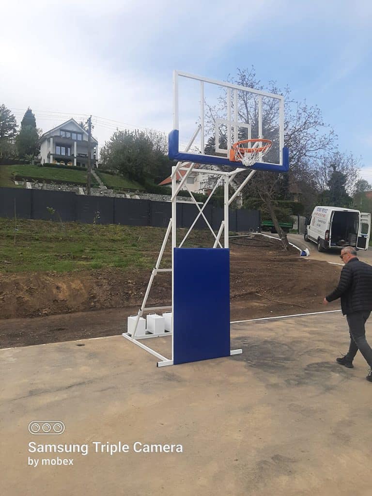 Košarkaška konstrukcija MK3 postavljena na košarkaškom terenu u Slankamenu.