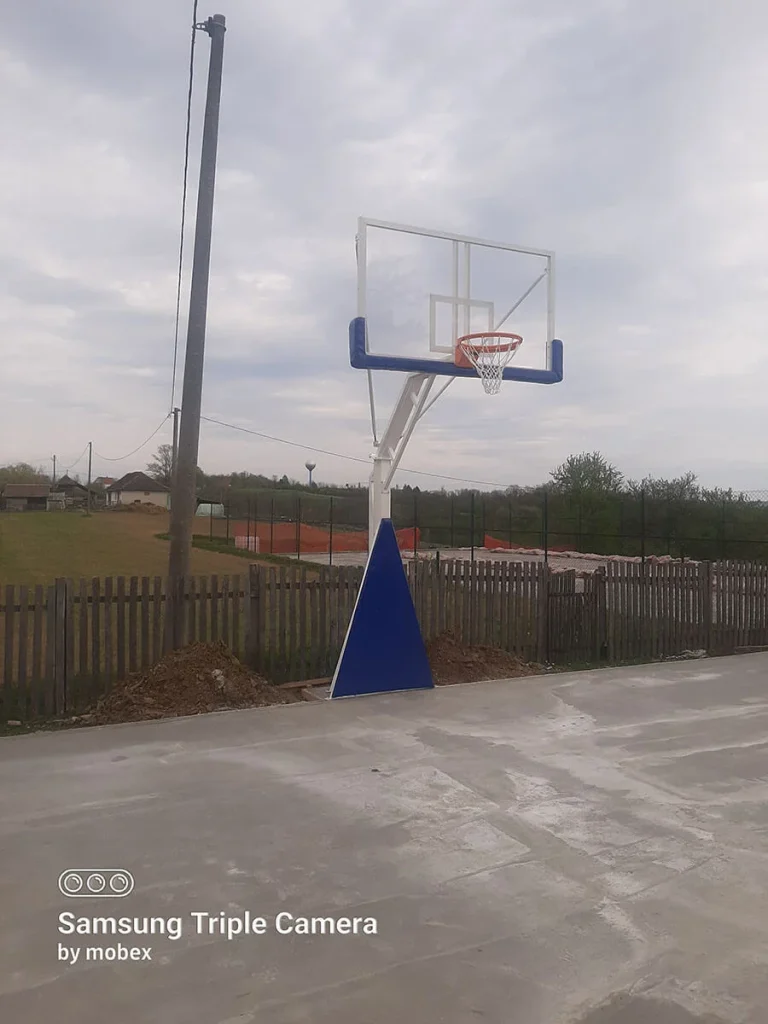 Košarkaška konstrukcija DK2 postavljena na terenu u Ubu.