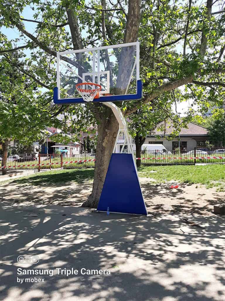 Košarkaške konstrukcije TK2 postavljene na košarkaškom terenu u Beogradu.