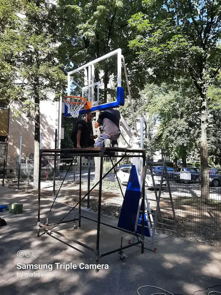 Košarkaška konstrukcija DK2 postavljena na košarkaškom terenu u Kragujevcu.