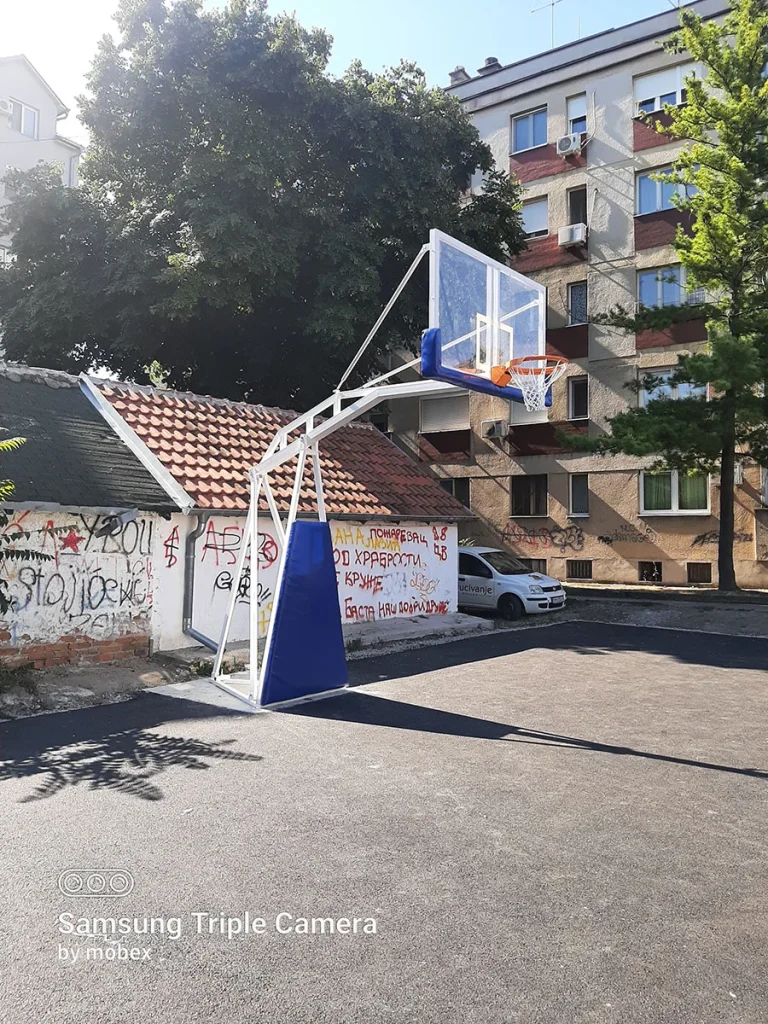 Košarkaška konstrukcija DK2 postavljena na košarkaškom terenu u Požarevcu.