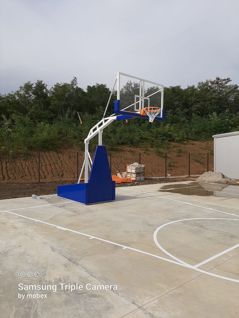 Košarkaške konstrukcije PK0 postavljene na košarkaškom terenu u Irigu.