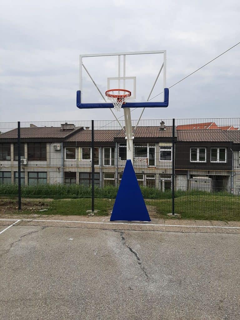 Košarkaške konstrukcije DK2 postavljene na košarkaškom terenu u Kragujevcu.
