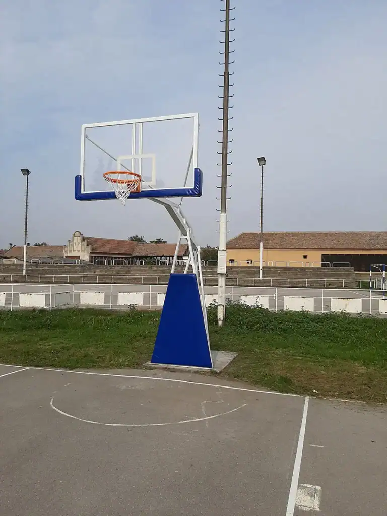 Košarkaške konstrukcije TK2 postavljene na terenu u Lučici kod Požarevca.