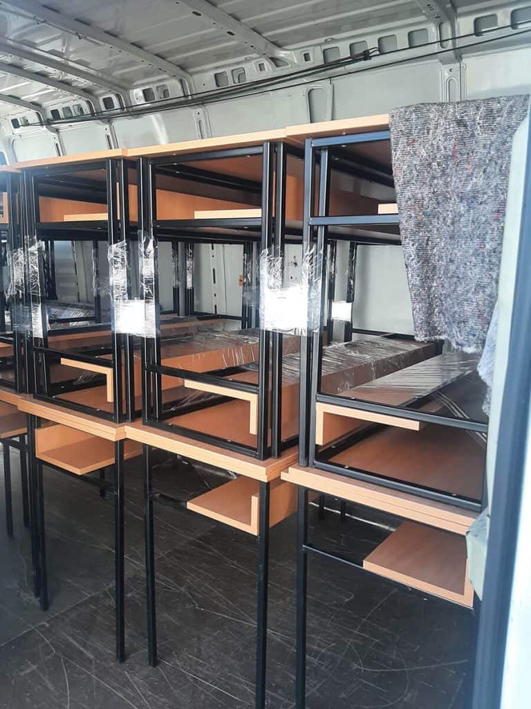 Školske klupe za učionicu u Pančevu.