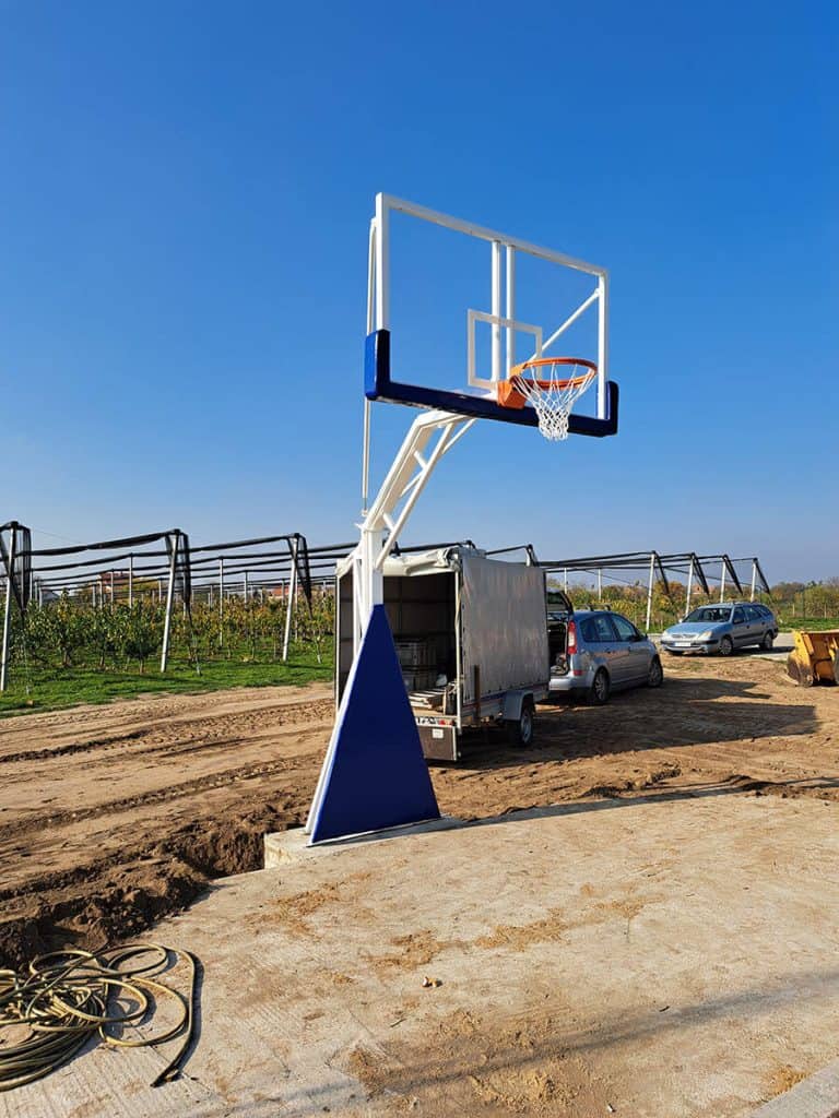Košarkaška konstrukcija DK2 postavljena na terenu u Surduku.