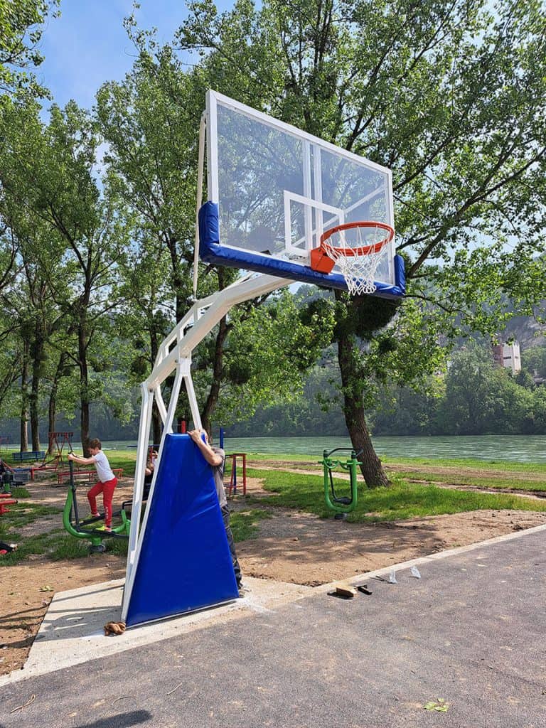Košarkaška konstrukcija TK3 postavljena na terenu u Zvorniku, BiH.