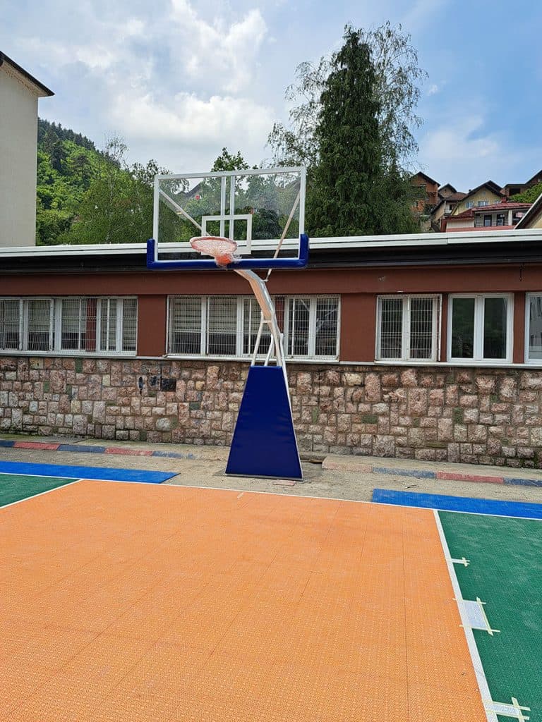 Dve košarkaške konstrukcije TK2 postavljene na terenu u Zvorniku, BiH.