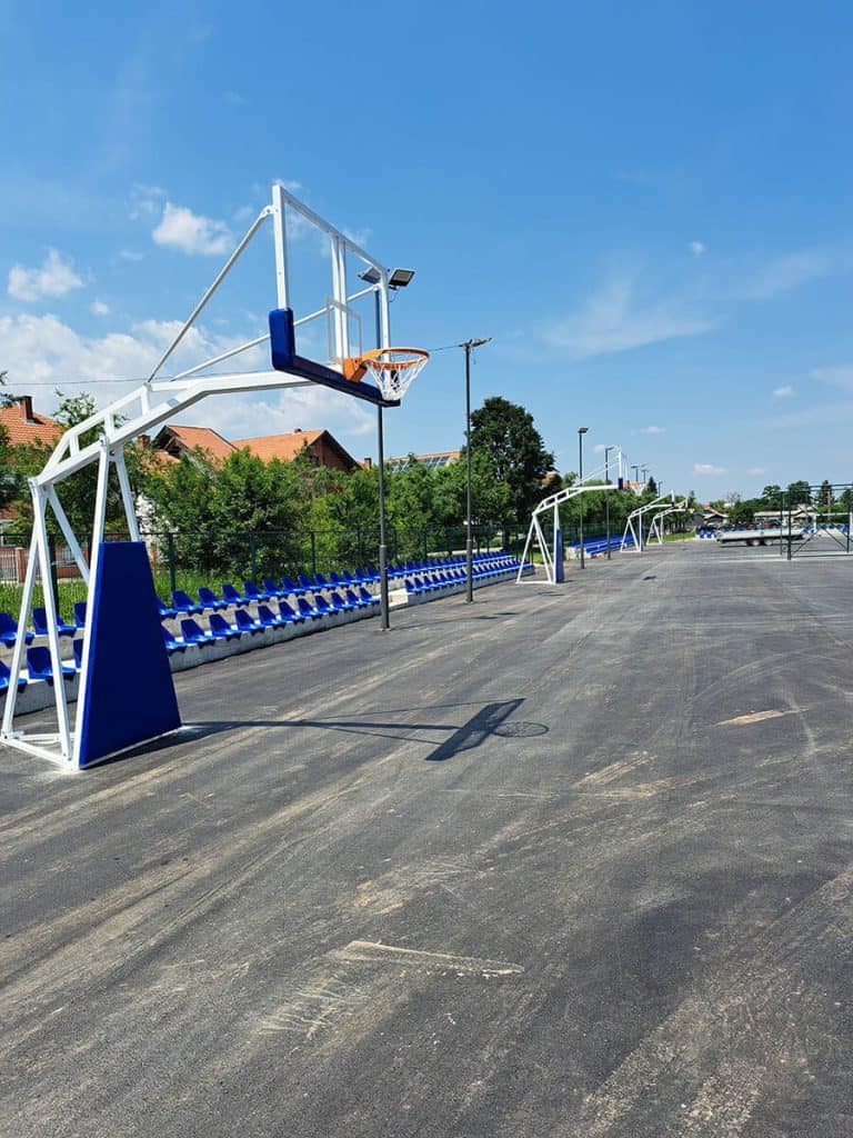 Košarkaške konstrukcije TK2 postavljene na terenu u Knjaževcu.