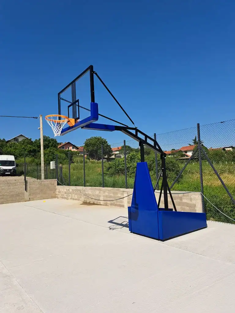 Košarkaška konstrukcija PK0 postavljena na košarkaškom terenu u Sremskim Karlovcima.