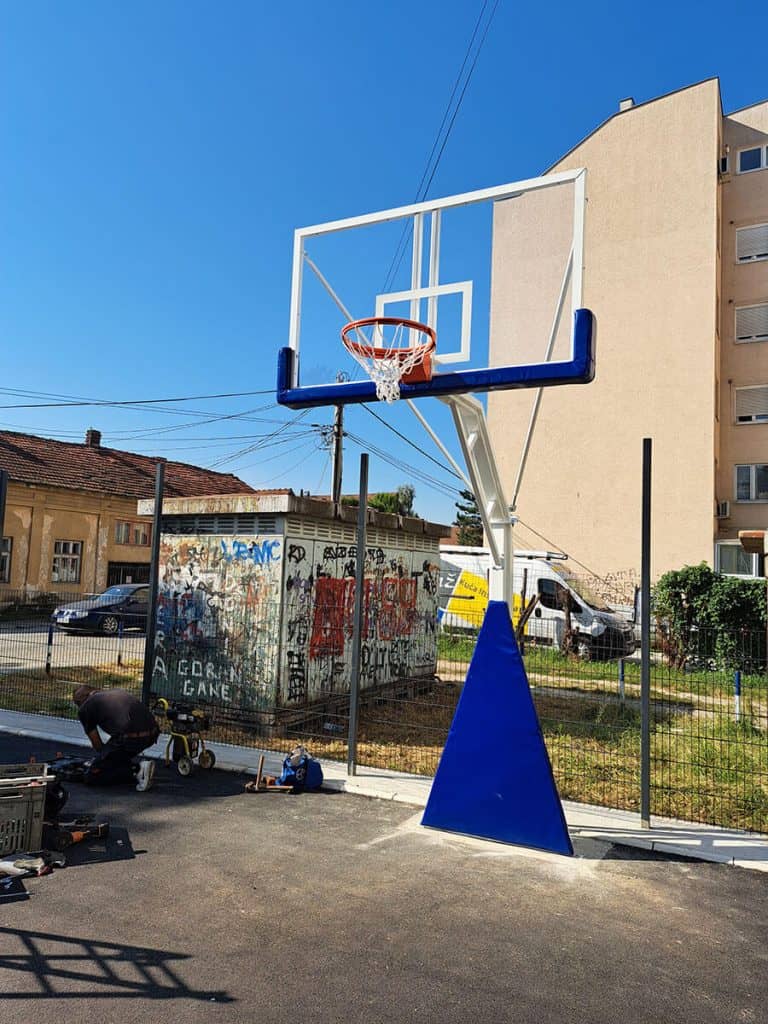Košarkaška konstrukcija DK2 postavljena na košarkaškom terenu u Kragujevcu.