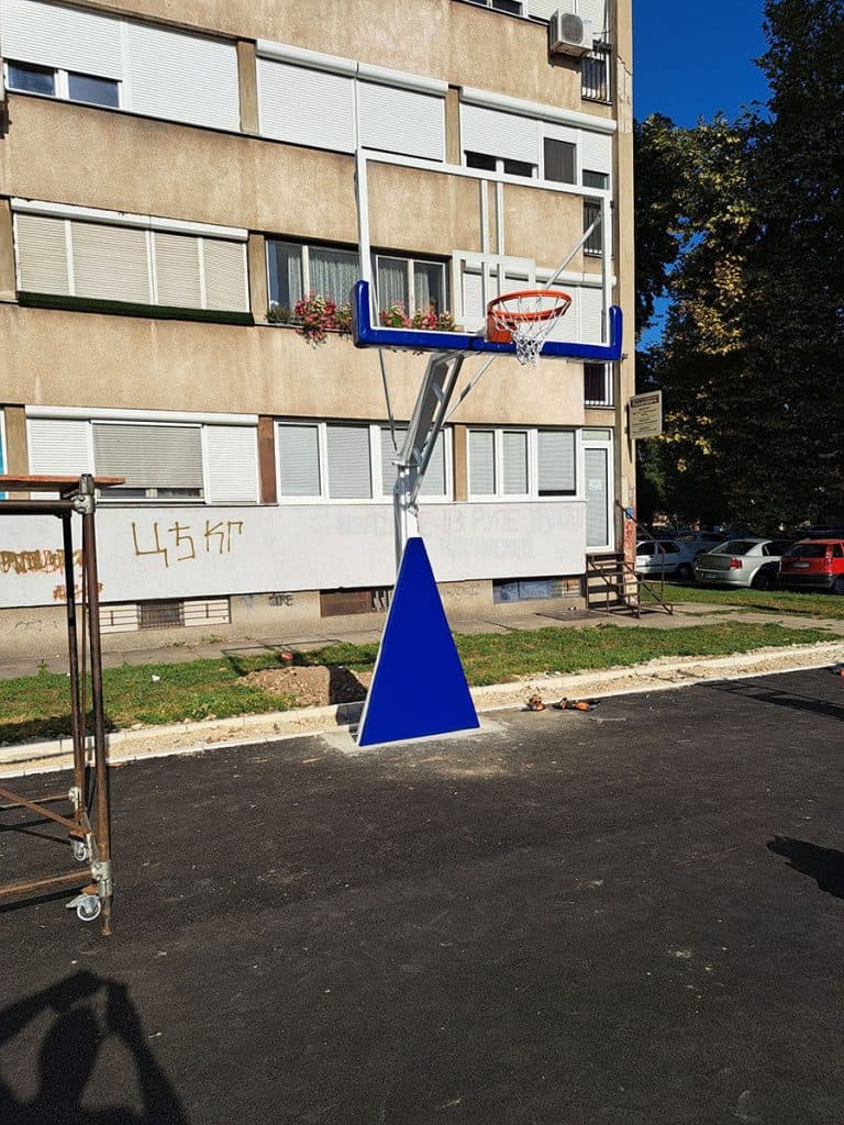 Košarkaška konstrukcija DK2 postavljena na košarkaškom terenu u Kragujevcu.