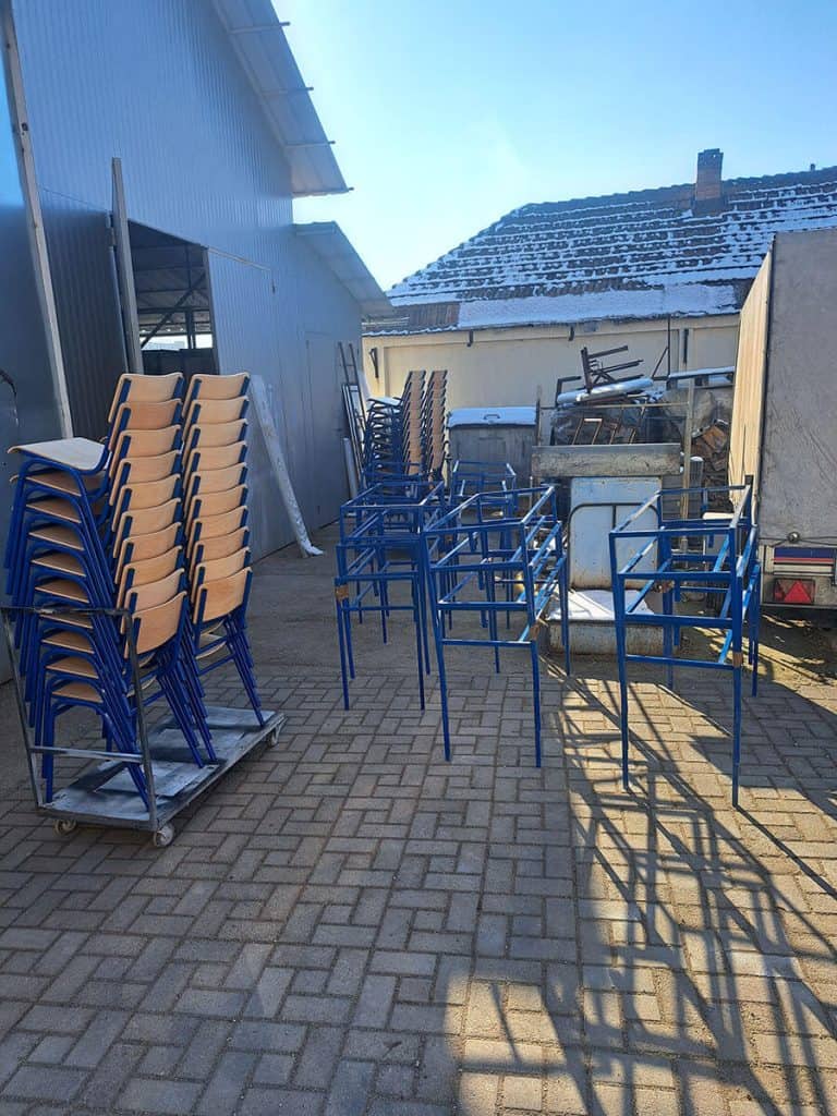 Školske stolice i konstrukcije školskih klupa postavljene u učionici u Kovinu.