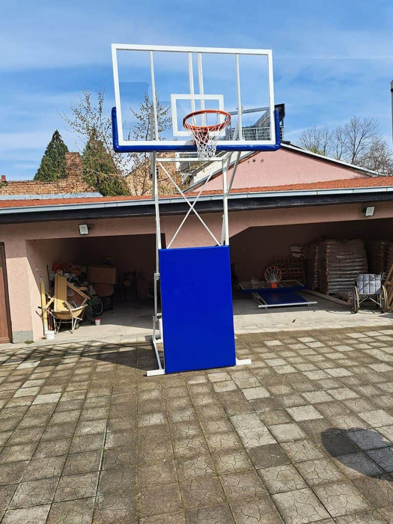 Dve košarkaške konstrukcije MK3 postavljene na terenu u Nišu.