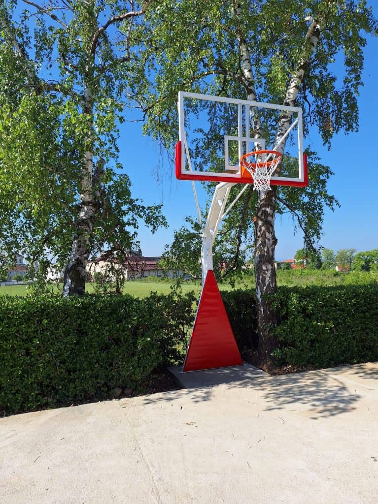 Košarkaška konstrukcija DK2 postavljena na košarkaškom terenu u Mladenovcu.