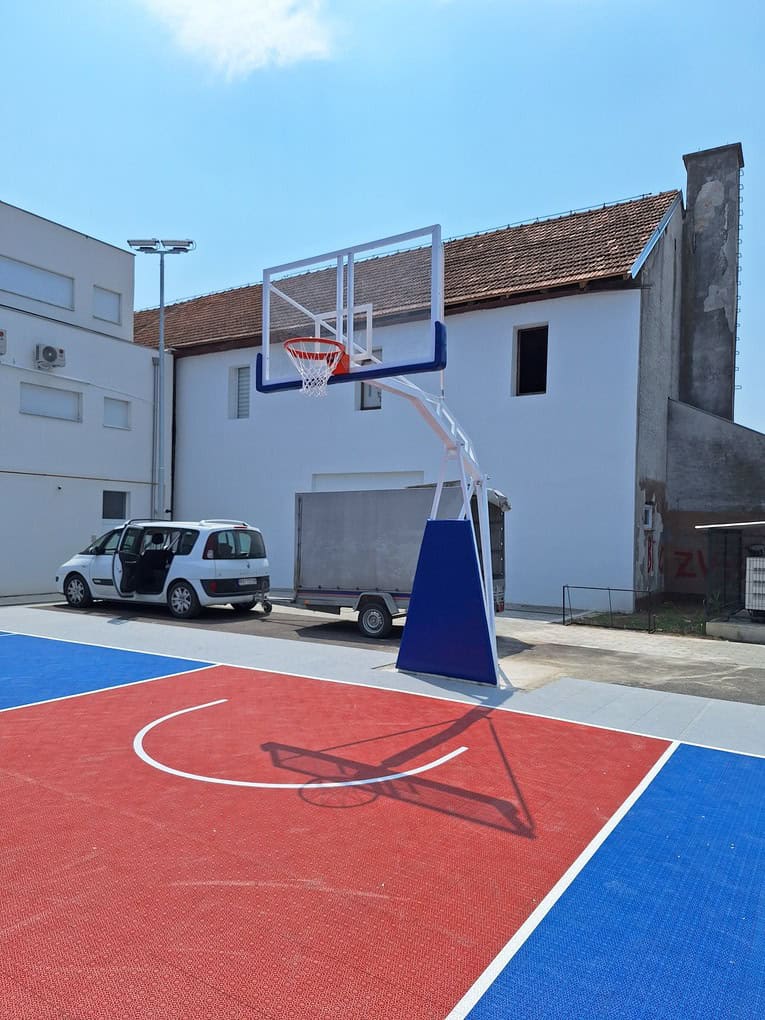 Košarkaška konstrukcija TK2 postavljena na terenu u Ravnom Selu kod Novog Sada.