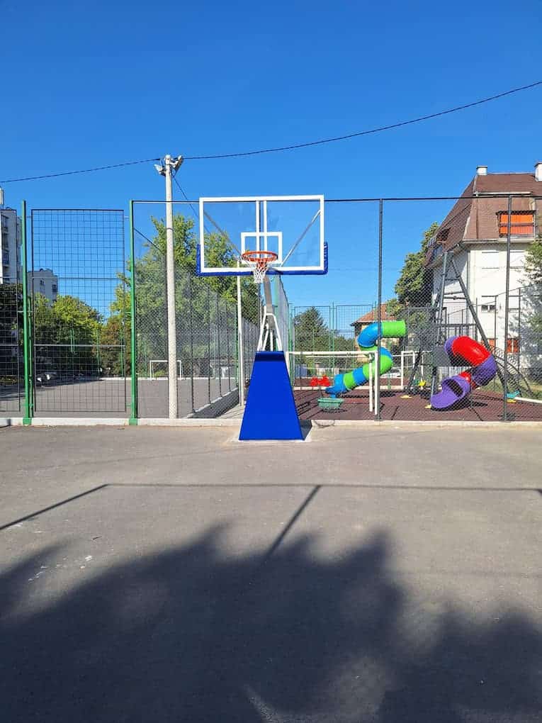 Košarkaška konstrukcija TK2 postavljena na košarkaškom terenu u Smederevskoj Palanci.