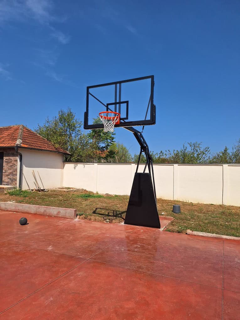 Košarkaška konstrukcija TK2 postavljena na košarkaškom terenu u Prokuplju.