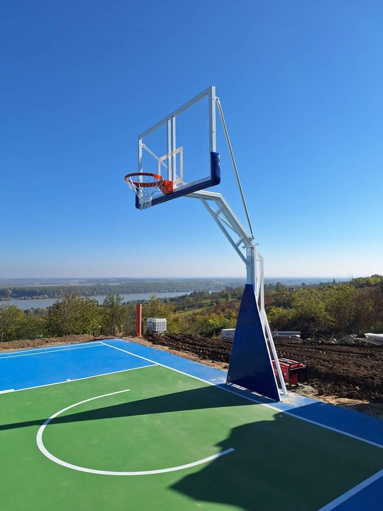 Košarkaška konstrukcija DK2 postavljena na košarkaškom terenu u Slankamenu.