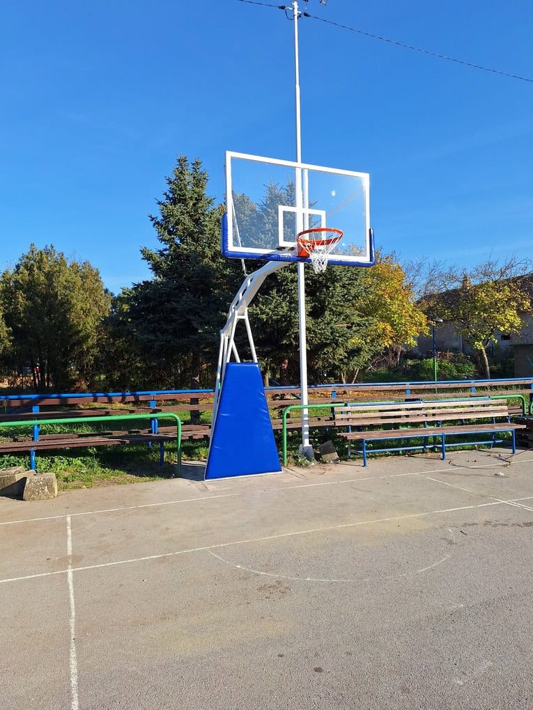 Košarkaška konstrukcija TK2 postavljena na terenu u Klenovniku kod Požarevca.