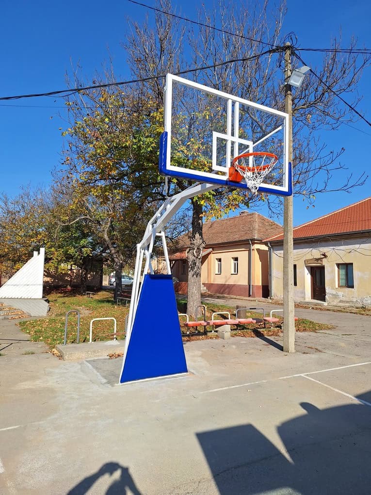 Košarkaška konstrukcija TK2 postavljena na terenu u Bubušincu kod Požarevca.