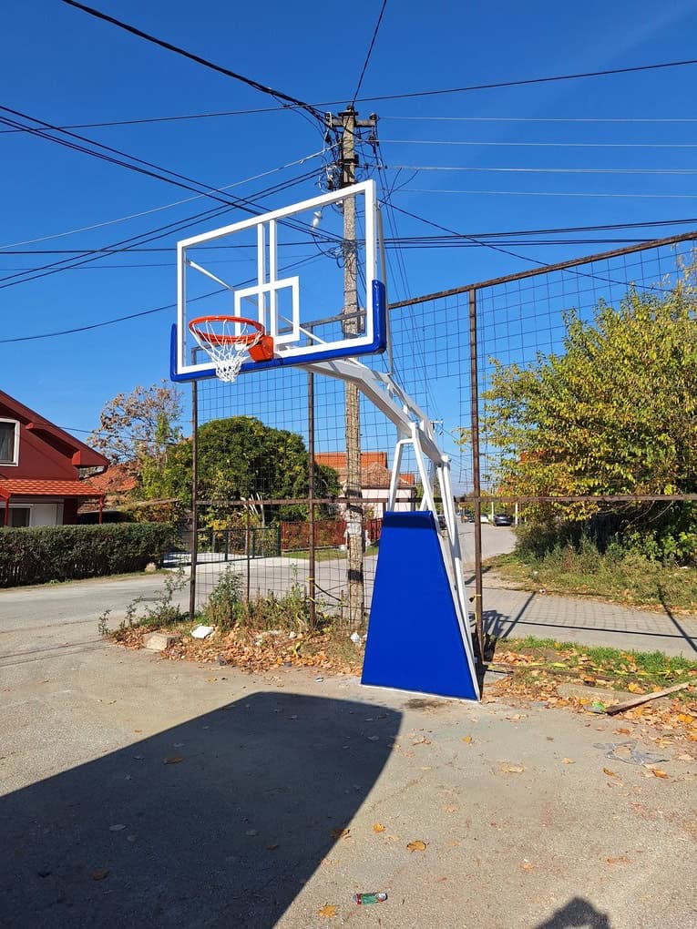 Košarkaška konstrukcija TK3 postavljena na terenu u Sopotu kod Požarevca.