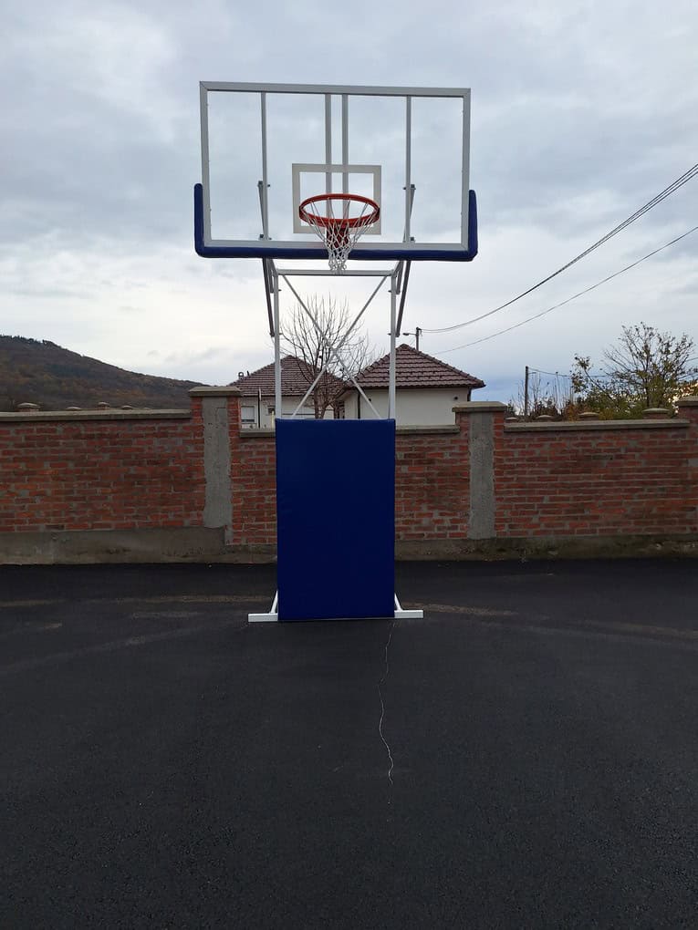 Košarkaška konstrukcija MK3 postavljena na terenu u Pinosavi, Beograd.