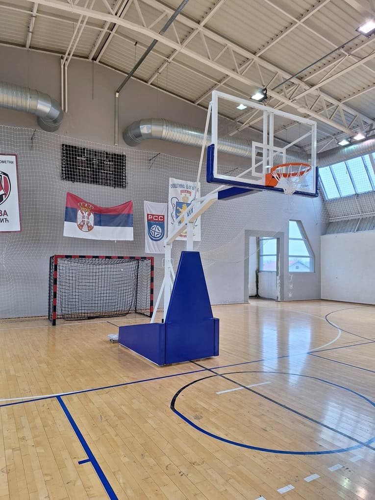 Dve košarkaške konstrukcije PK0 postavljene na terenu u Bogatiću.