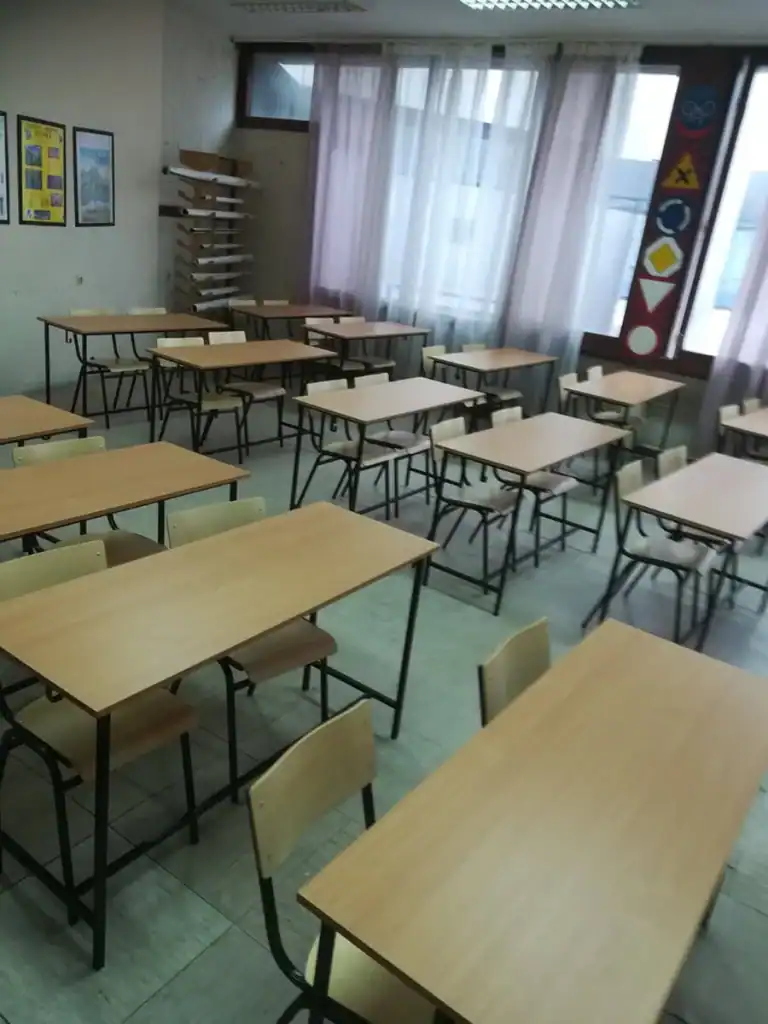 Isporuka školskih stolica i klupa OŠ Radoje Domanović Beograd