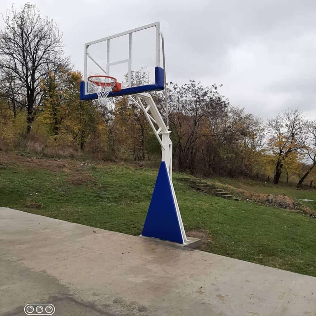 Košarkaške konstrukcije DK2 postavljene na terenu u Grošnici kod Kragujevca.