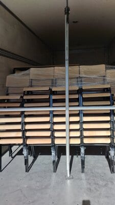 Školske stolice i klupe postavljene u učionici u Jagodini.