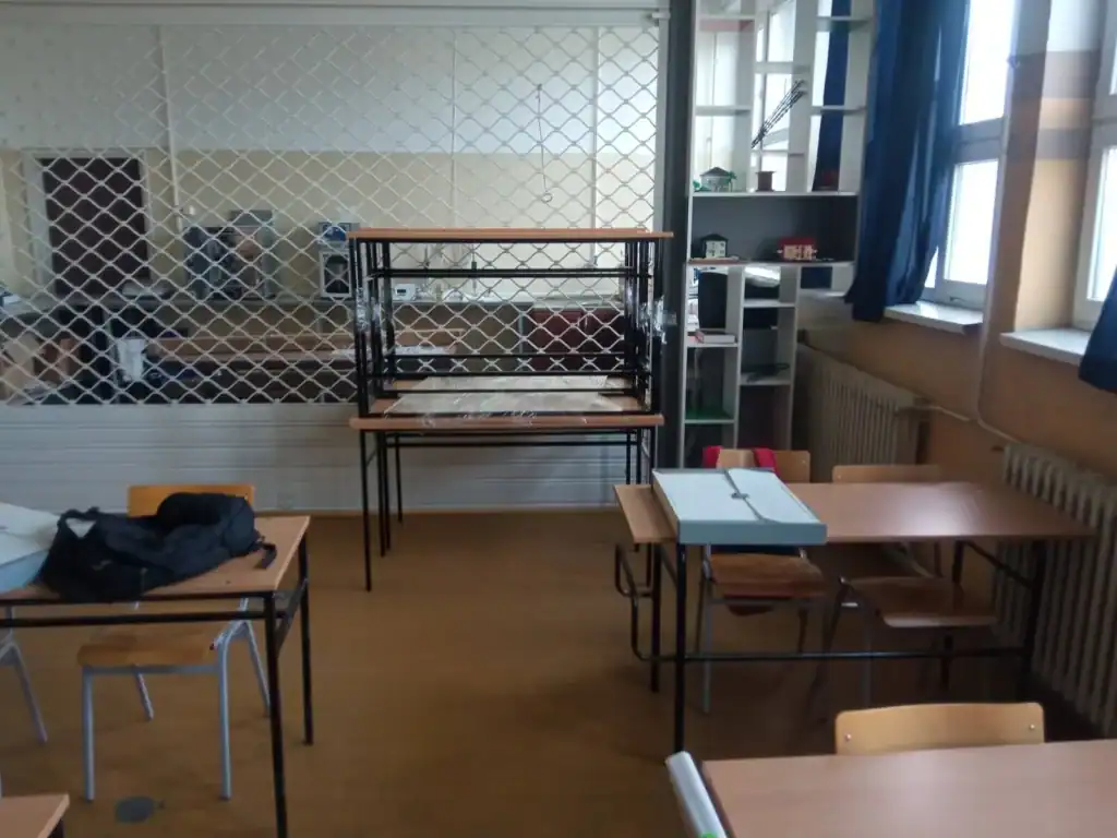 Školske klupe postavljene u učionici u Kruševcu.