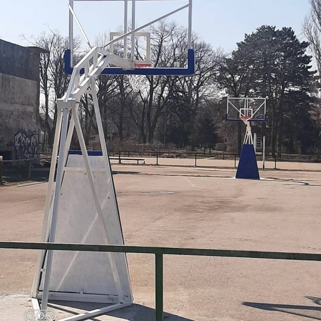 Dve košarkaške konstrukcije TK2 postavljene na terenu u Zabeli kod Požarevca.