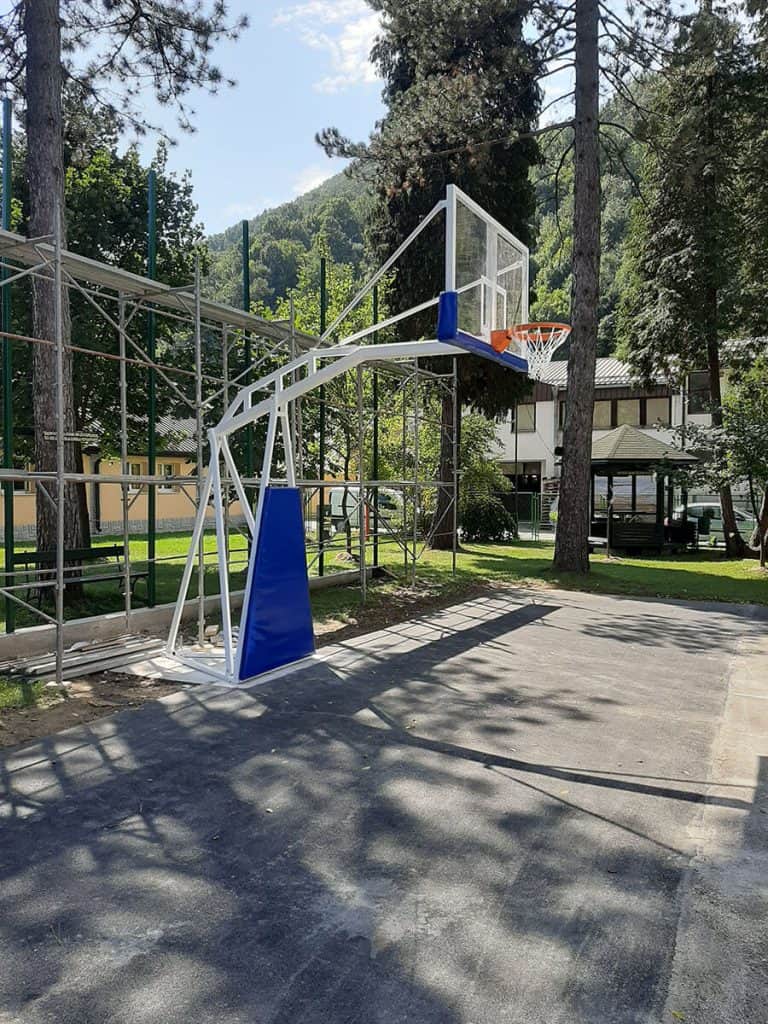 Košarkaške konstrukcije TK2 postavljene na terenu u Ivanjici.