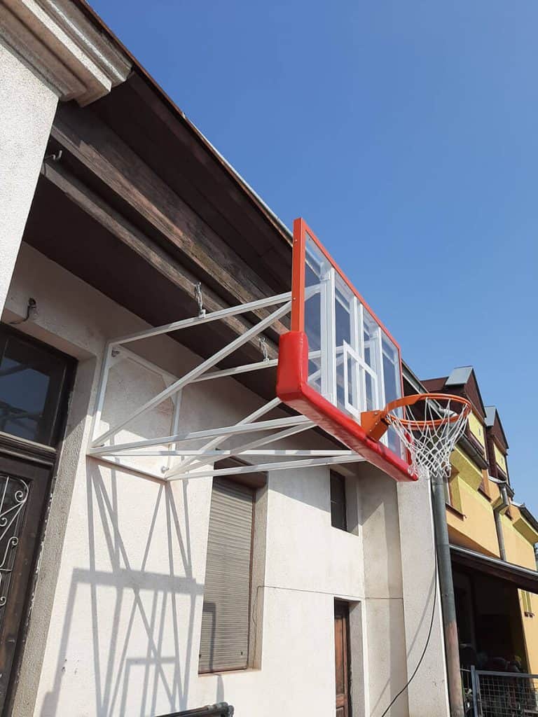 Zidna viseća košarkaška konstrukcija VK3 postavljena u Kragujevcu.