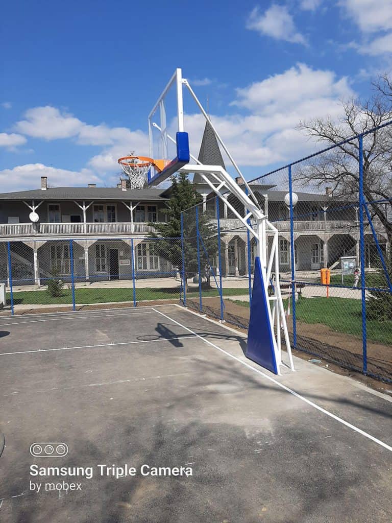 Košarkaška konstrukcija DK2 postavljena na terenu u Kragujevcu.