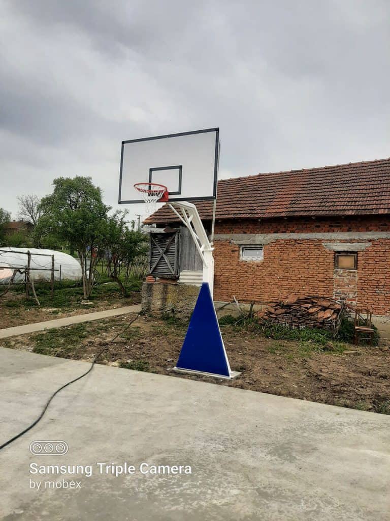 Košarkaška konstrukcija DK1 postavljena u Vučkovici kod Kragujevca.