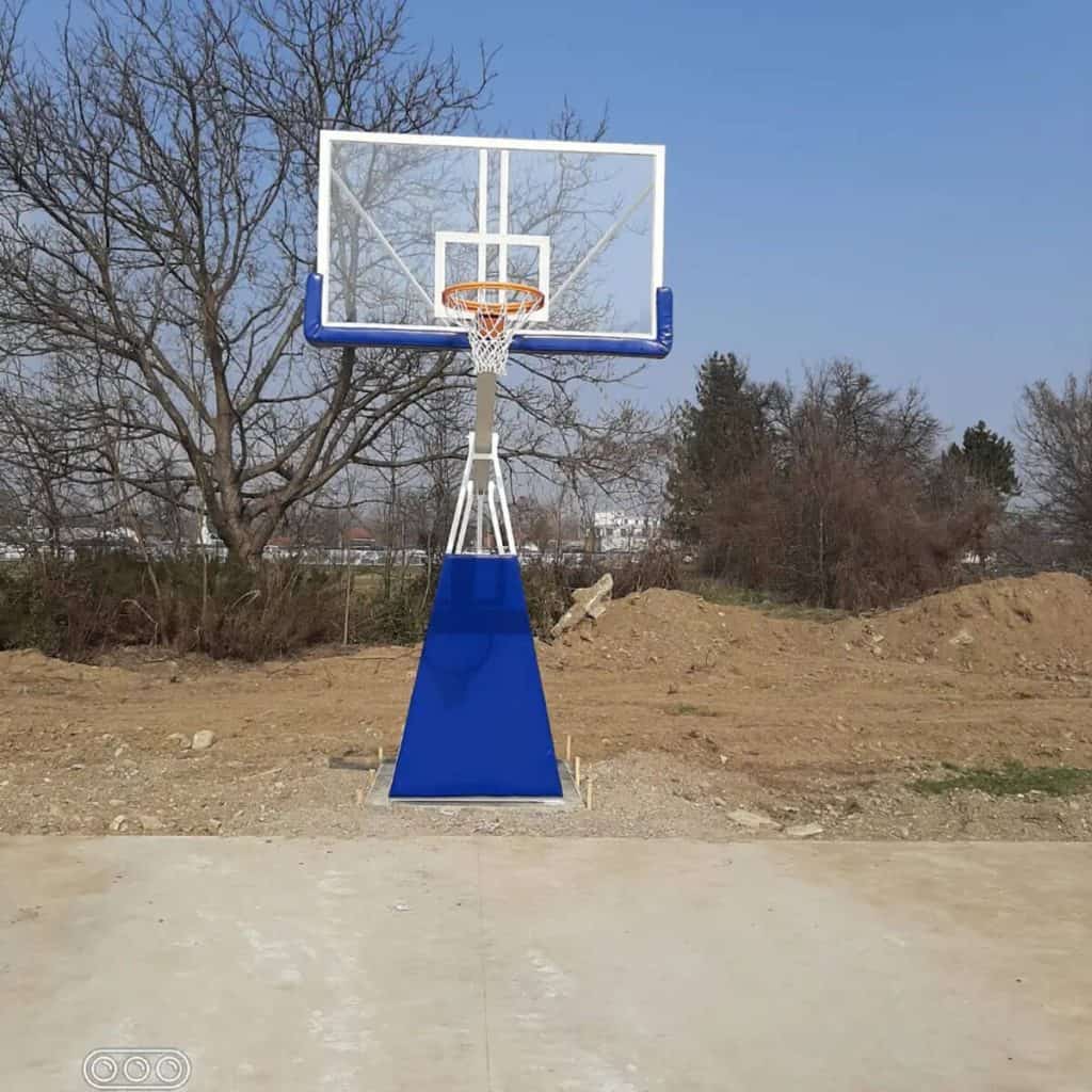 Košarkaška konstrukcija TK2 postavljena na terenu u Kruševcu.